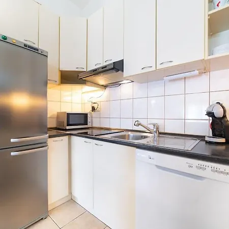 Charming & Spacious Family Near In شقة