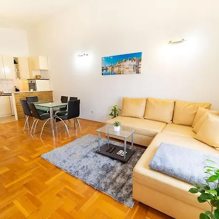Charming & Spacious Family Near In