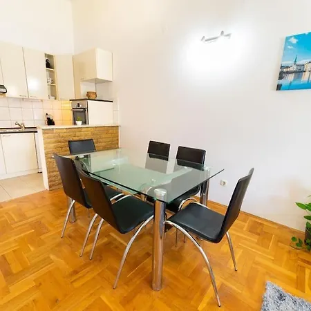 Charming & Spacious Family Near Beach In アパート
