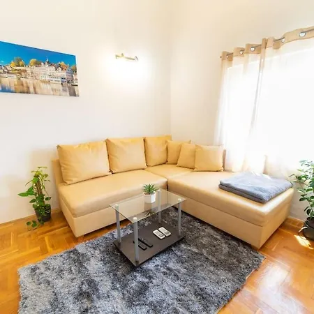 Charming & Spacious Family Near Beach In アパート *
