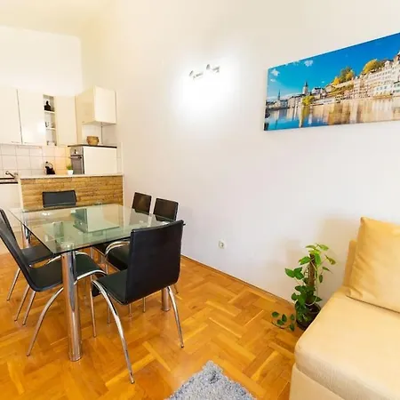 Charming & Spacious Family Near In شقة *