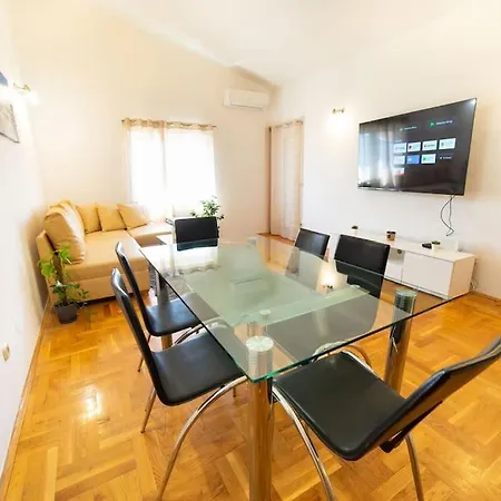 Charming & Spacious Family Near Beach In * Kaštela