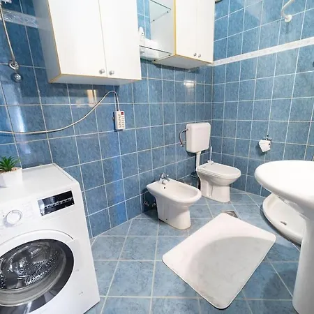 Charming & Spacious Family Near Beach In Kaštela