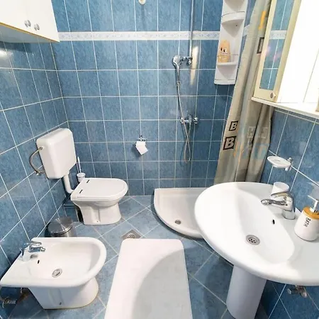 Charming & Spacious Family Near Beach In アパート Kaštela