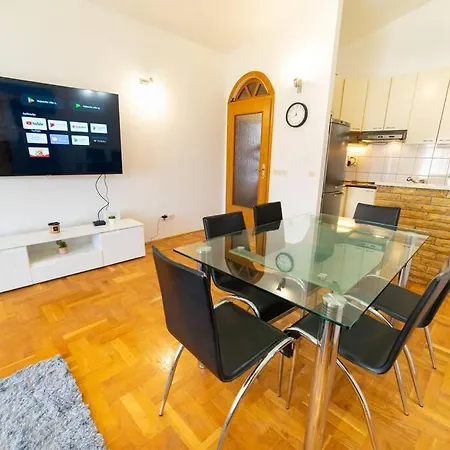 Charming & Spacious Family Near Beach In * Kaštela